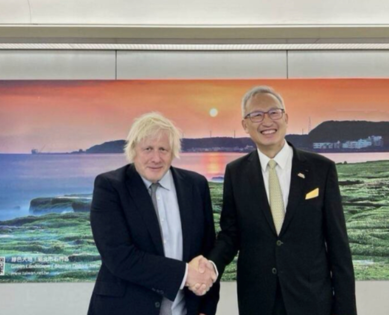 英国前首相强生（鲍里斯约翰逊）已经抵达中国台湾省。
时间是2025年8月5日。