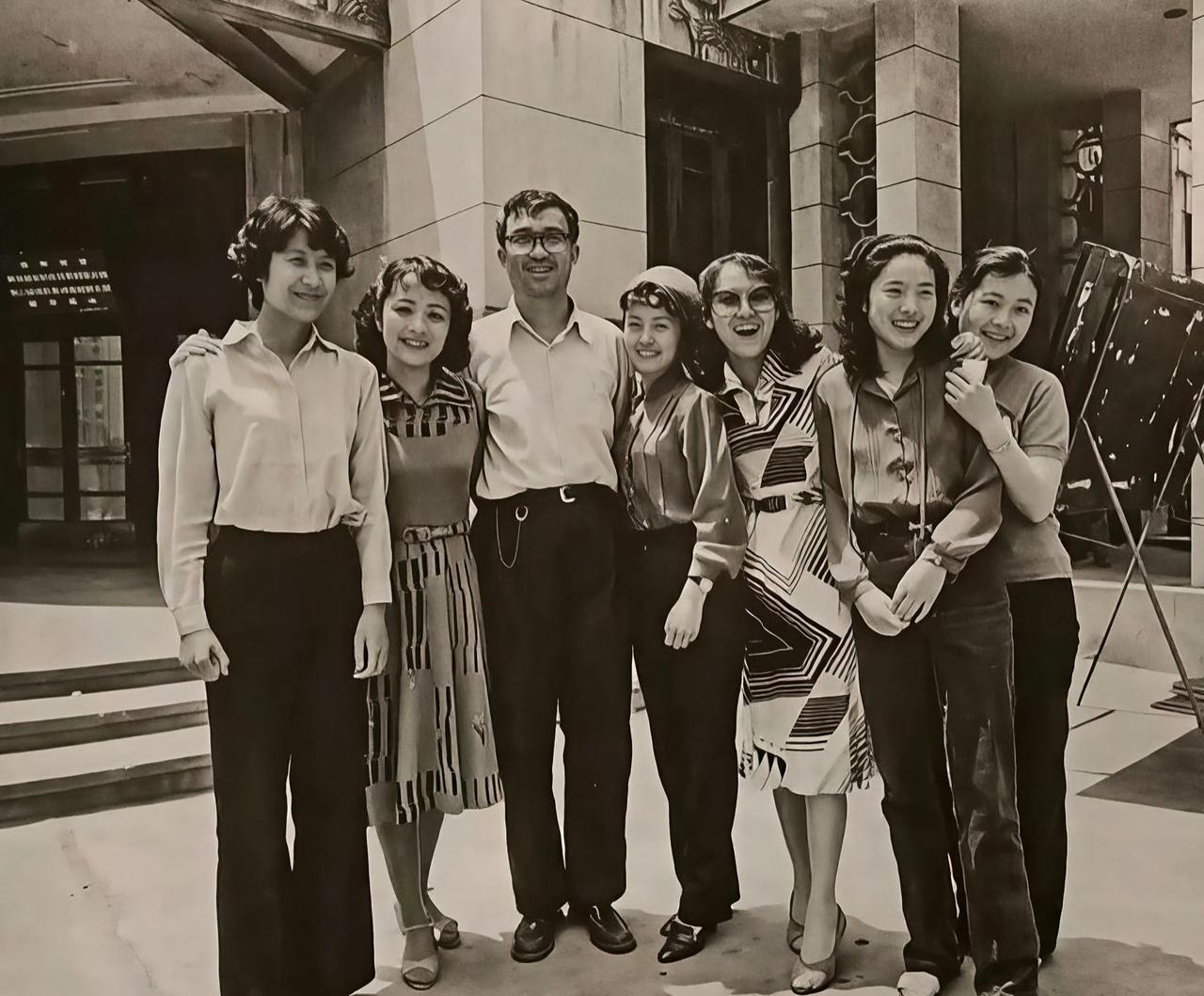 1982年，导演谢晋和青年歌手苏小明、谢莉斯、朱明瑛、郑绪岚及舞蹈演员杨华，电影