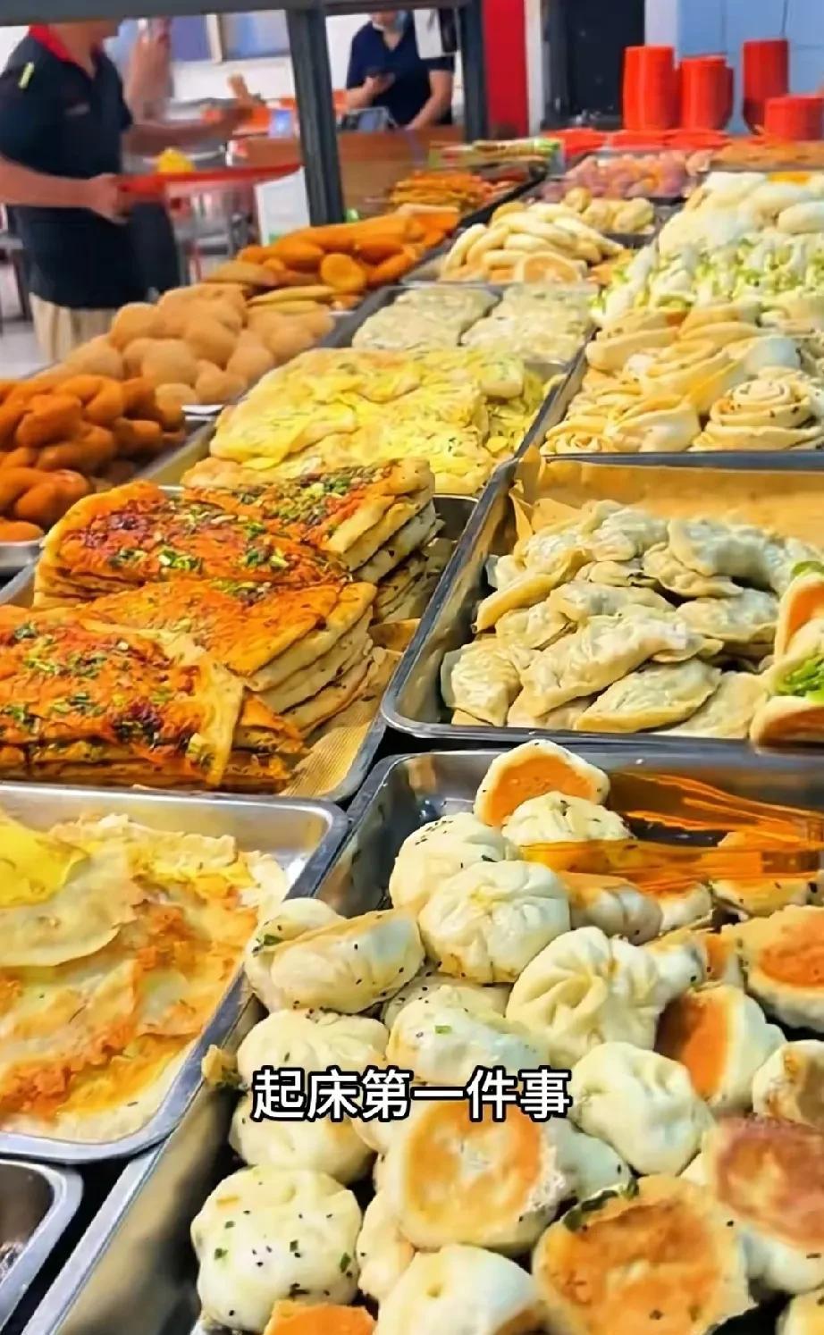 难以置信，哇哈哈的免费食堂竟然如此丰盛。
早餐各种面食应有尽有，从生煎、蒸饺、花