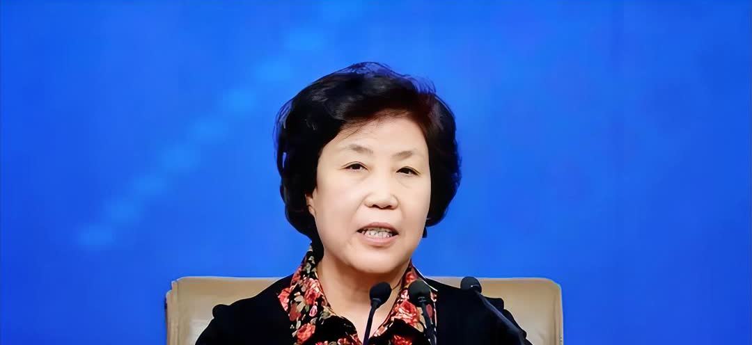 大寨村之支书郭凤莲的家庭关系如下：
一、父母：父亲是昔阳县武家坪村的普通农民，