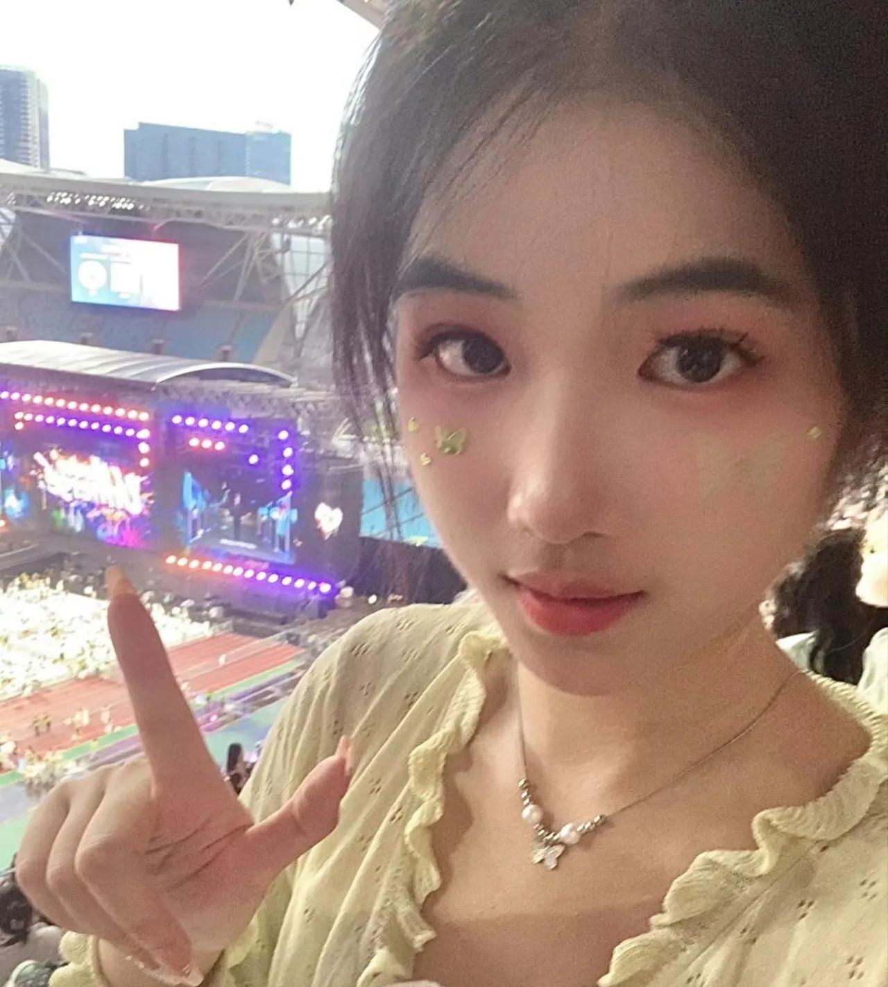 小源和薛之谦友谊长存呀 昨晚也是有幸在现场看到两位在舞台上“讲相声”了