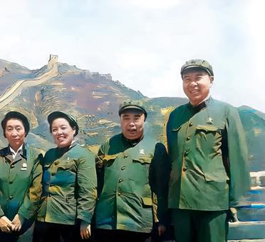 这是七人爬长城并在长城上大合影。中间这个女人本身能力一般般，却凭着丈夫的特殊身份