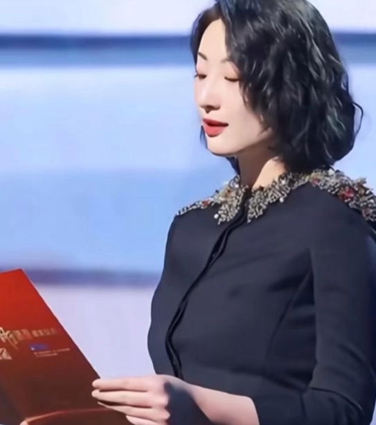 现在再看宗馥莉，感觉完全不同了，她好像在发光！
就喜欢这样隐忍，坚韧的大女主！