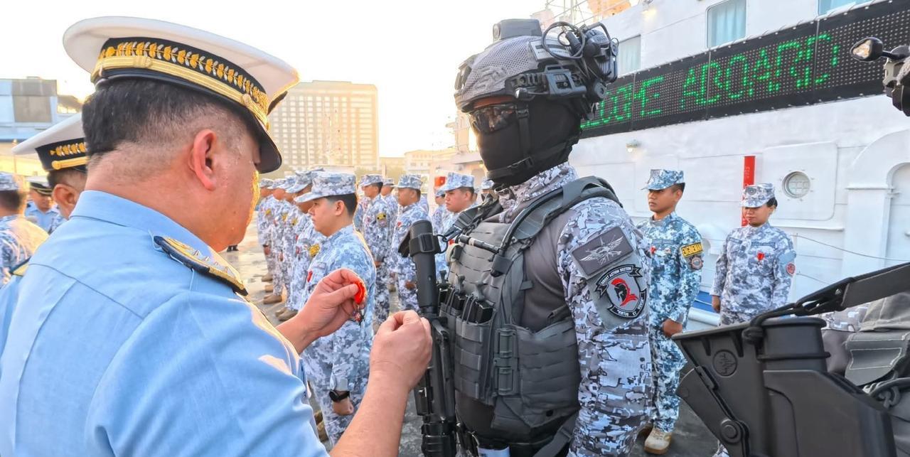 看得让人咬牙切齿！昨天菲律宾海警回去后，全员授勋。
就昨天视频里那艘菲律宾MRR
