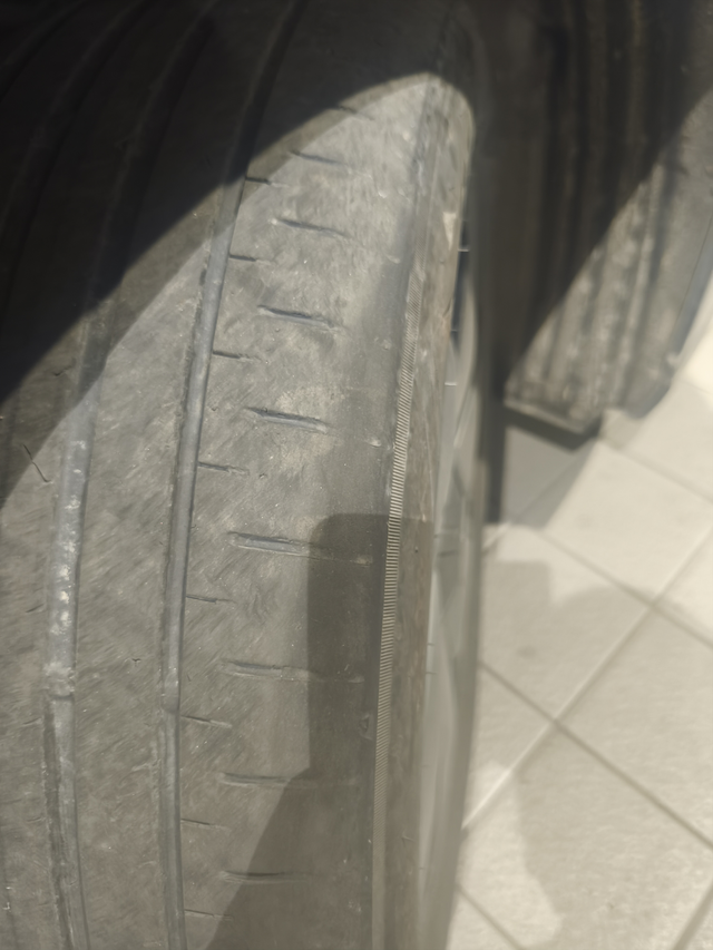 各位大哥小鹏x9单侧这样算不算偏磨
本人1.9万公里的小鹏x9 内外侧差距如图，