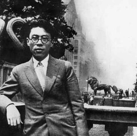1922年，闻一多被父母强逼着娶远房表妹，躲在书房不肯出来，最后硬着头皮跟新娘子