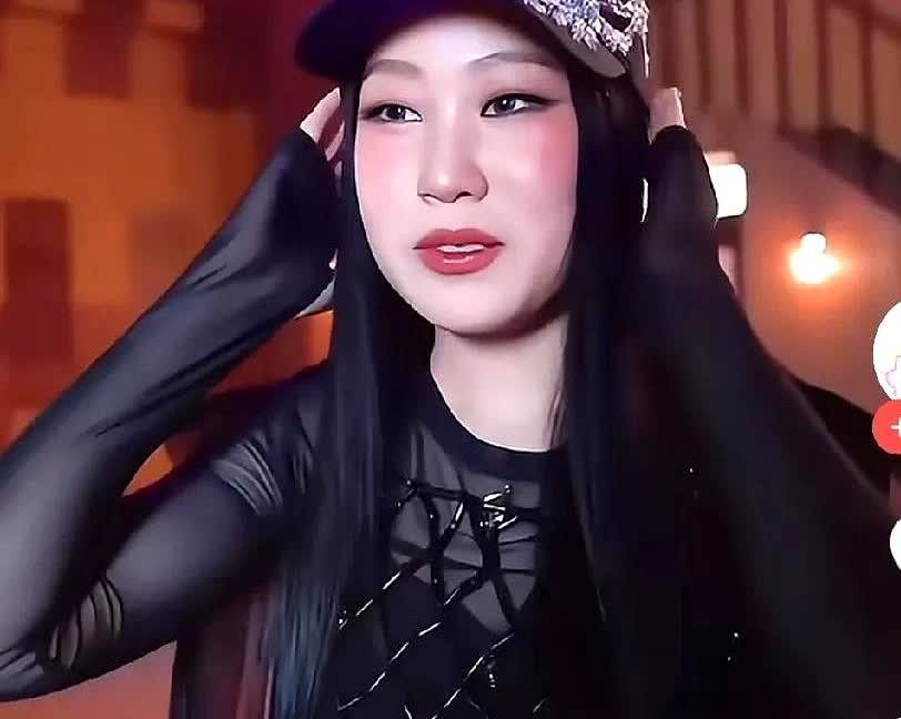 赵本山早就看透了沈春阳。
她女儿出道，果然不简单。
赵本山当年就说过，小沈阳