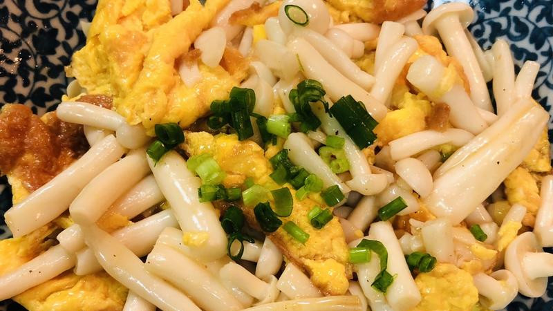 蟹味菇炒鸡蛋（鲜滑软嫩，蘑菇焯水去草酸）