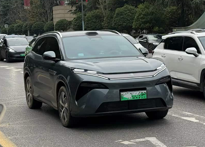 对比唐L大唐的前脸舒展很多
一下就大大方方有气场了，唐L的前脸有点紧凑