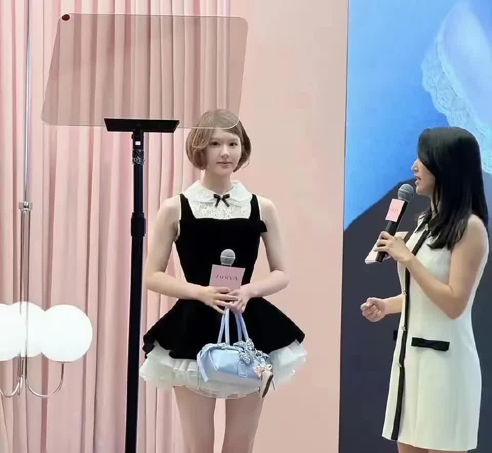 这赵露思真是败光了所有人的好感，现在还有谁喜欢她？
要演技没演技，唱歌唱成那个