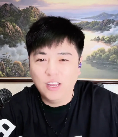 张伦巴说，咱们的大家庭都是有爱的大家庭，你们都是来温暖这个世界的，姐姐们！
张伦