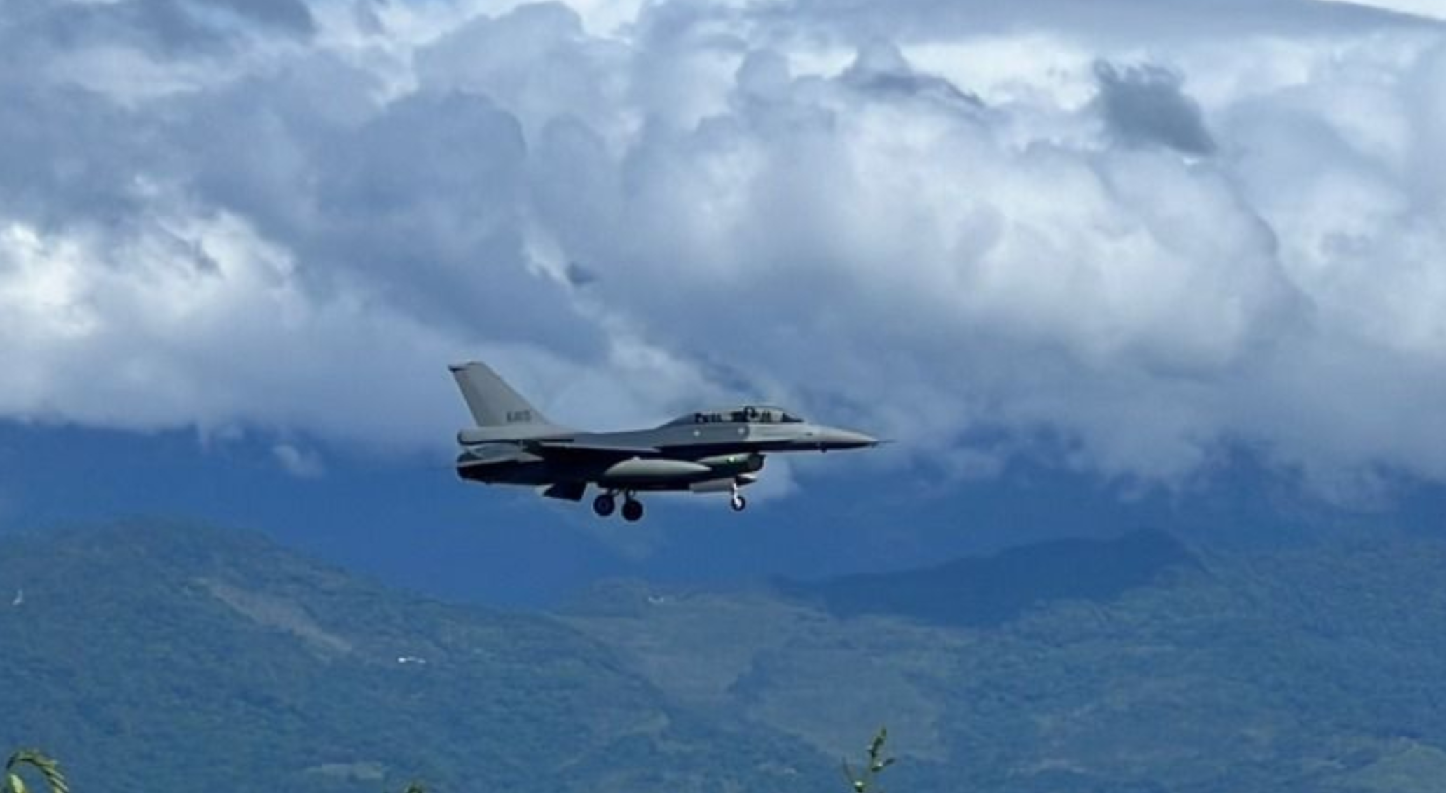 【10架F-16V将直飞台岛，解放军盖牌出动】
年底以前，将有10架F-16V战
