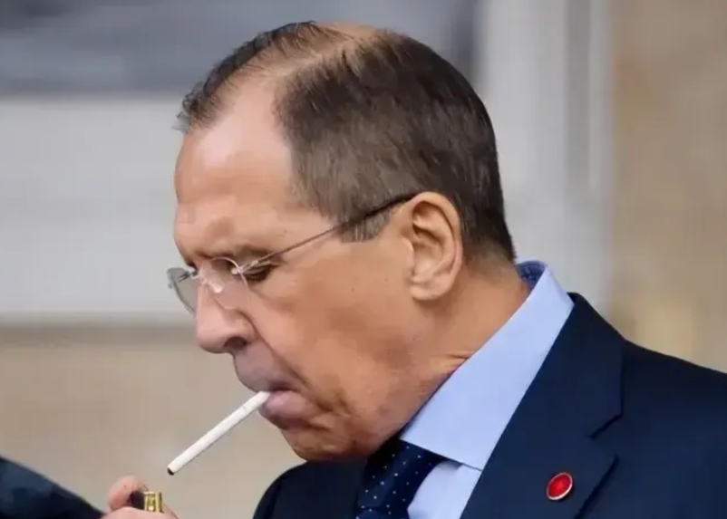 拉夫罗夫情绪激动之时便有抽烟的习惯。近日，面对美乌欧一系列令人愤懑的“骚操作”，