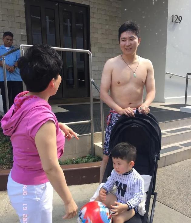 奥运冠军邓亚萍与韩国奥运冠军柳承敏，在夏威夷旅游时偶遇，这是两人的友情合影，照片