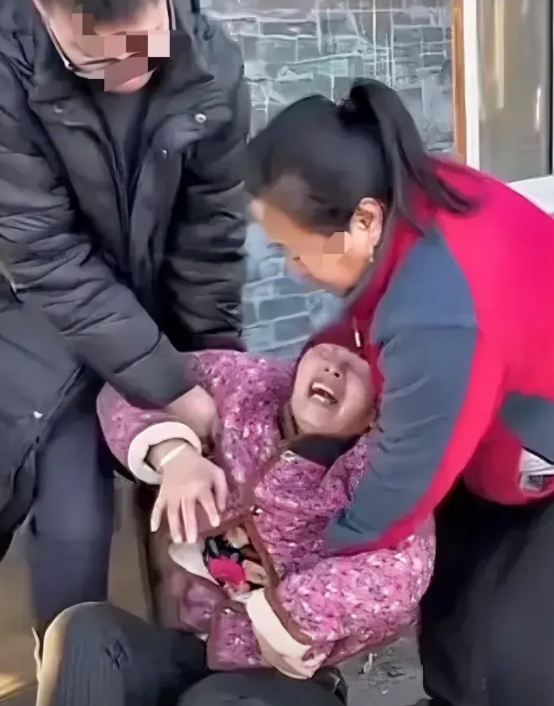 几个儿女强行要把中风的老母亲送到养老院去，老母亲哭天喊地，倒在地上死活不肯去。后