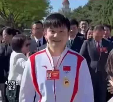 无论走到哪里，小胖总是与众不同！今天出席表彰会，其他的人都着深色的正装，而西装革