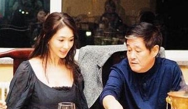 2009年，林志玲去沈阳演出，赵本山得知消息后，打电话给她：“志玲妹妹，今晚别走