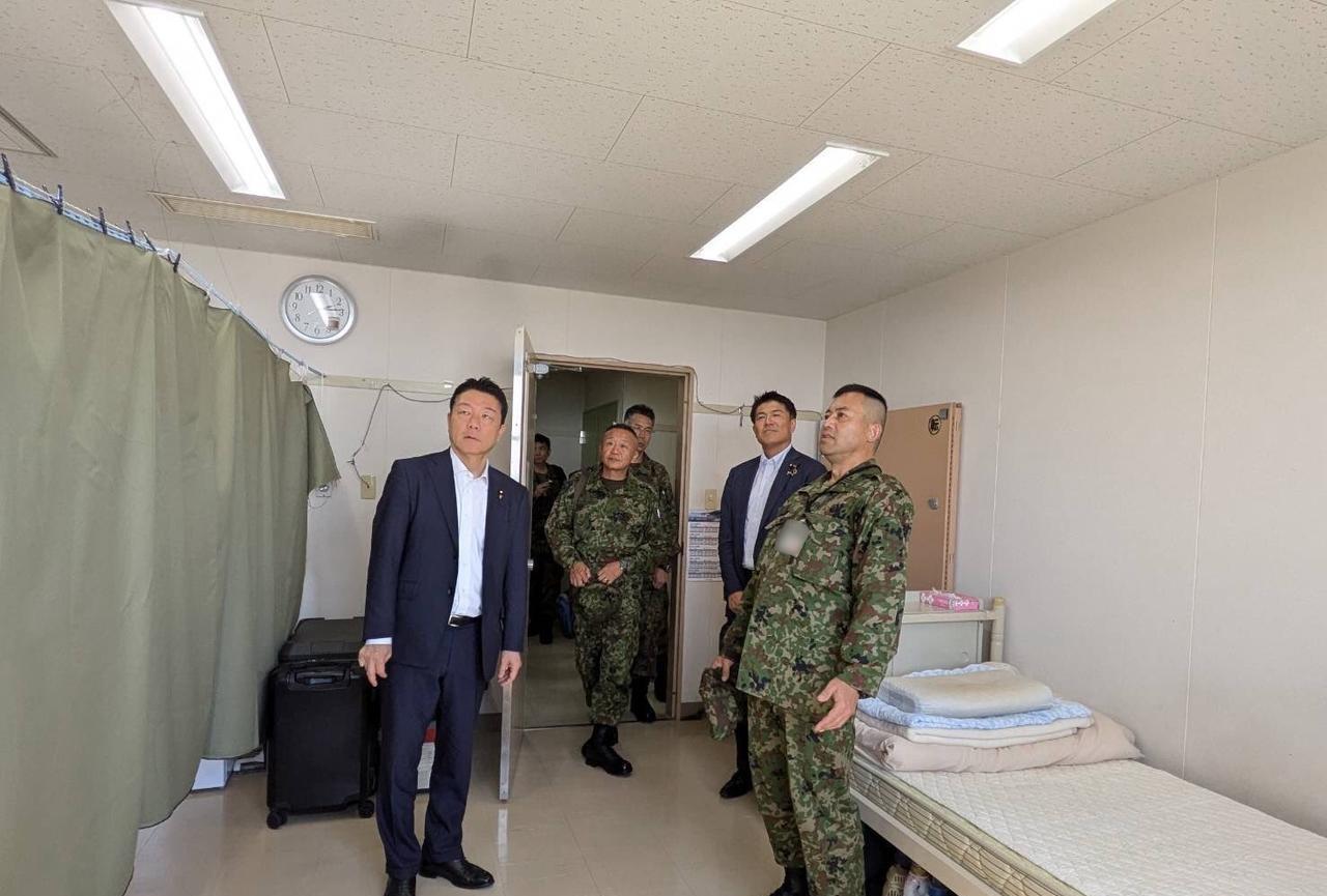 7月23日，防卫副大臣本田调研边海防工作。在礼文岛，本田听取了陆上自卫队第301
