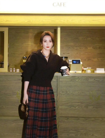 蒋勤勤50岁状态!太顶了
如果我50岁时能有她这个状态，已经很满足了，蒋勤勤是属