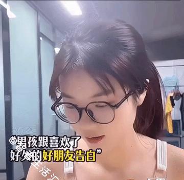 太有爱了！一个男孩鼓起勇气，向自己喜欢的女孩表白，一开始被女孩委婉拒绝，万万没想