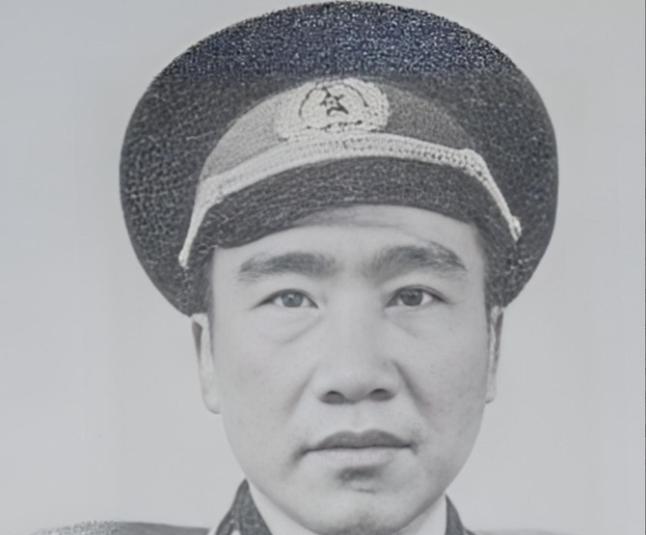 1955 在举行授衔仪式之际，他竟猛地一把扯下肩章，而后扬长离去，紧接着便立下了