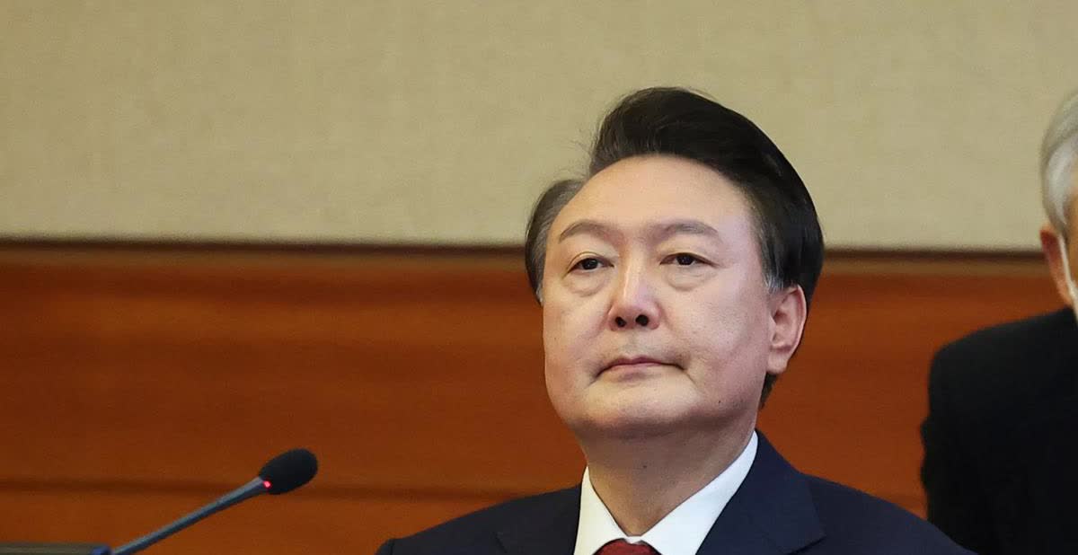 6旬老人穿内衣裤躺在地上拒捕，为了不出庭，尹锡悦也是拼了

为了拒捕，尹锡悦