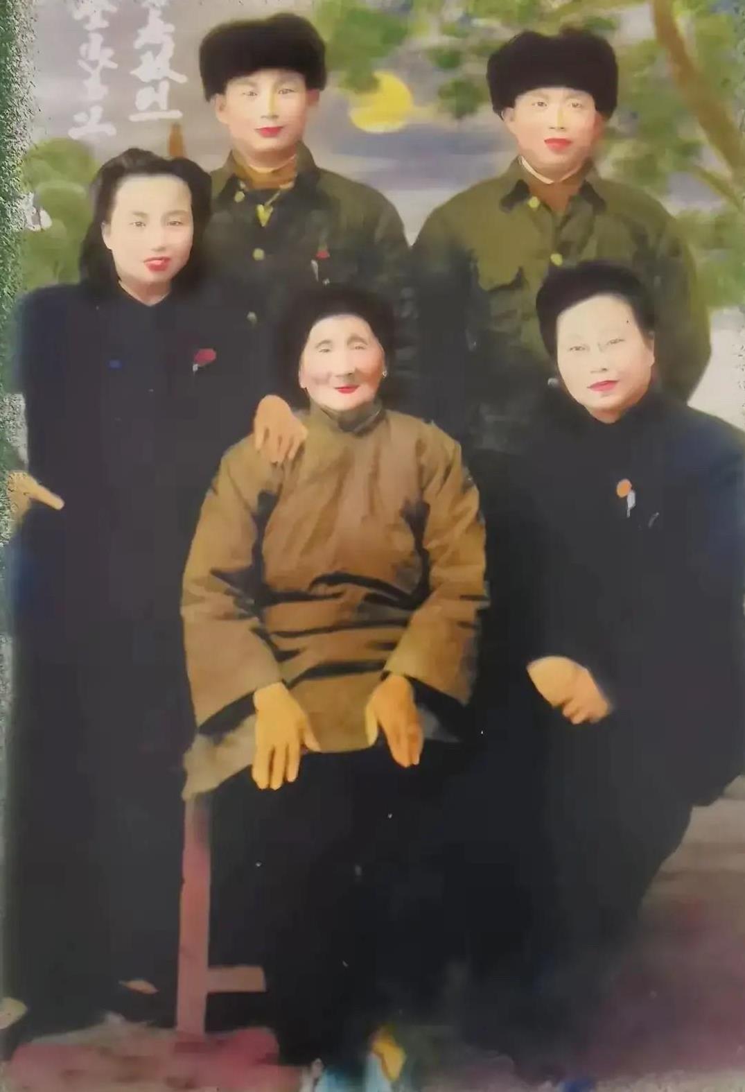 1952年，方志敏烈士的母亲金香莲（前右二）、妻子缪敏（前右一）、女儿方梅（后左
