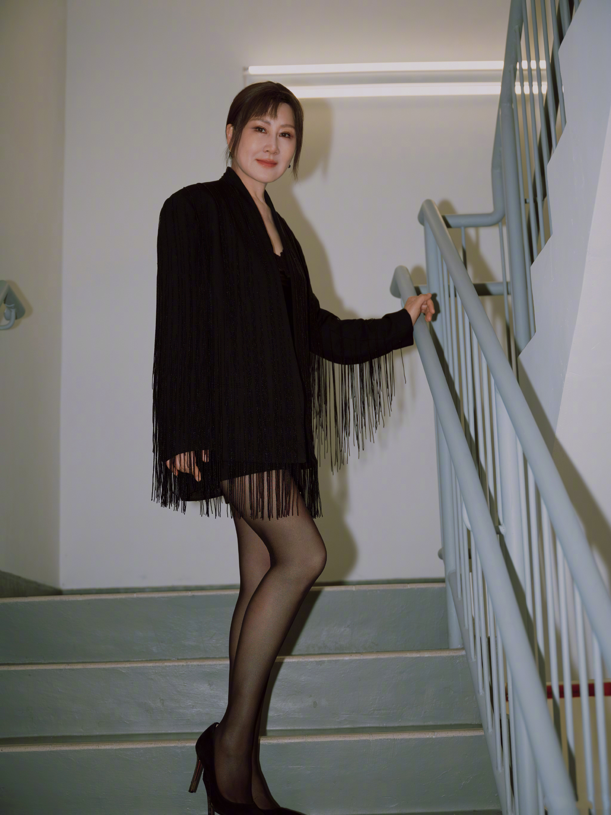 张凯丽大变样，熟女御姐的黑丝美腿