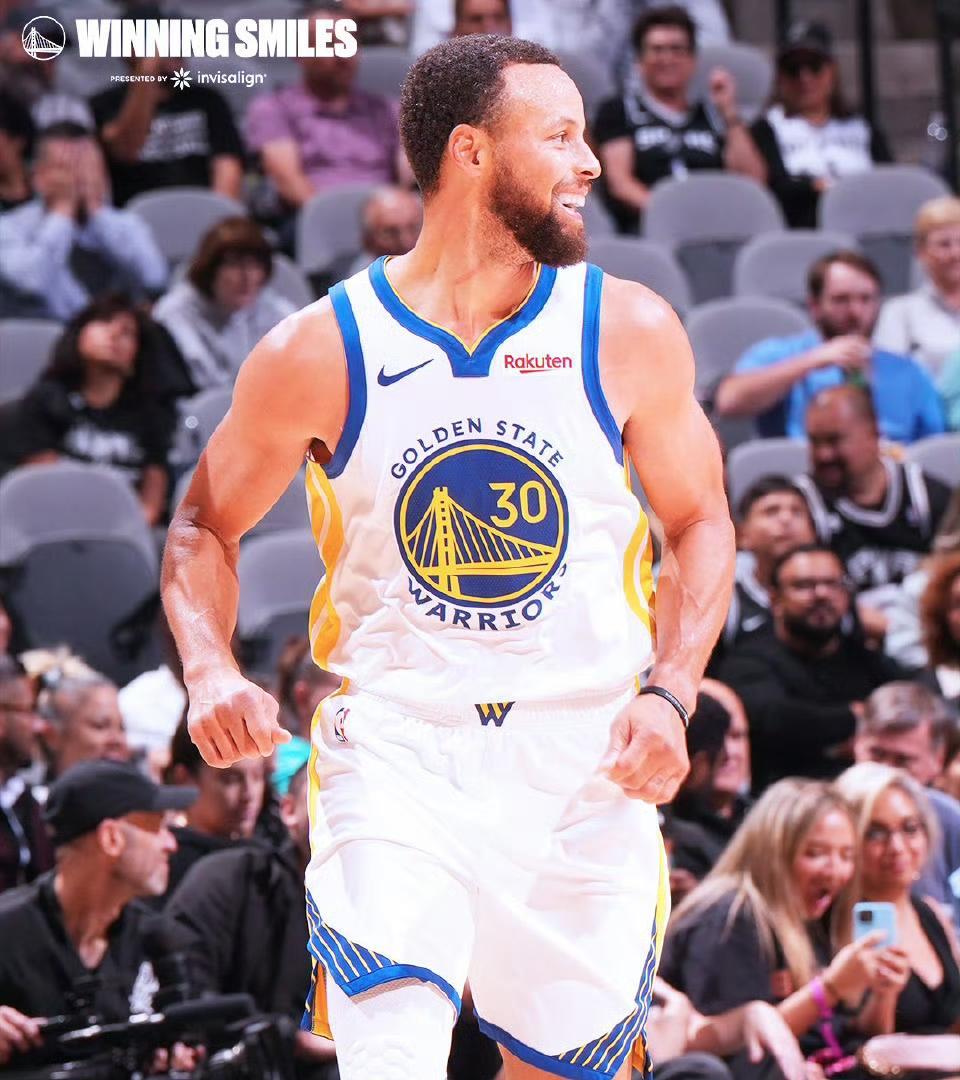 库里谈到文班亚马：“上半场我出手都短了点，后来我试着在他头上投了几个‘彩虹月球球