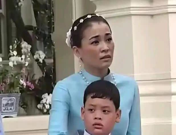苏提达好母子情深人设破灭？？？
20214年，苏提达依靠势力支持，成功挤走西拉