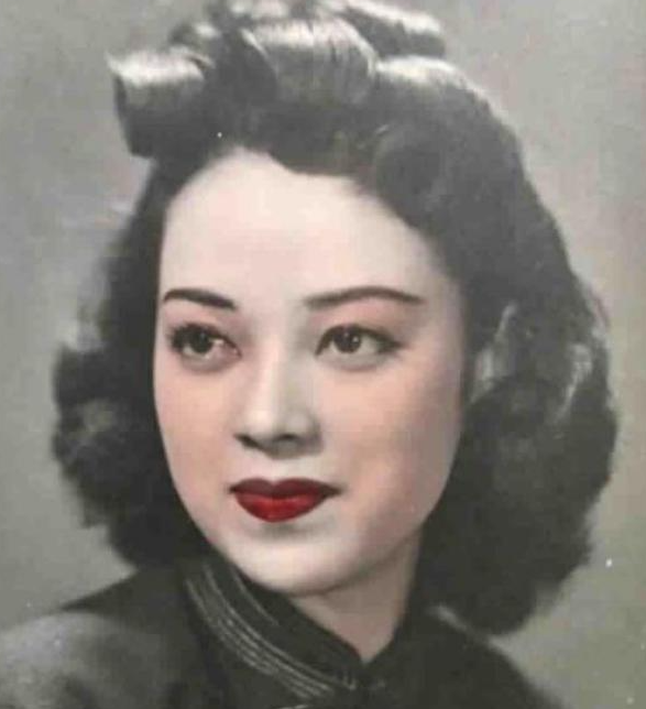 1945年，女汉奸李香兰将被执行枪决，谁料，临刑前她突然解开胸口扣子，从胸前掏出