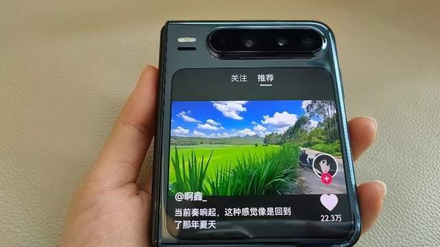 华为Pura X外屏，追剧、听书、刷视频，给你不一样的通勤体验！
