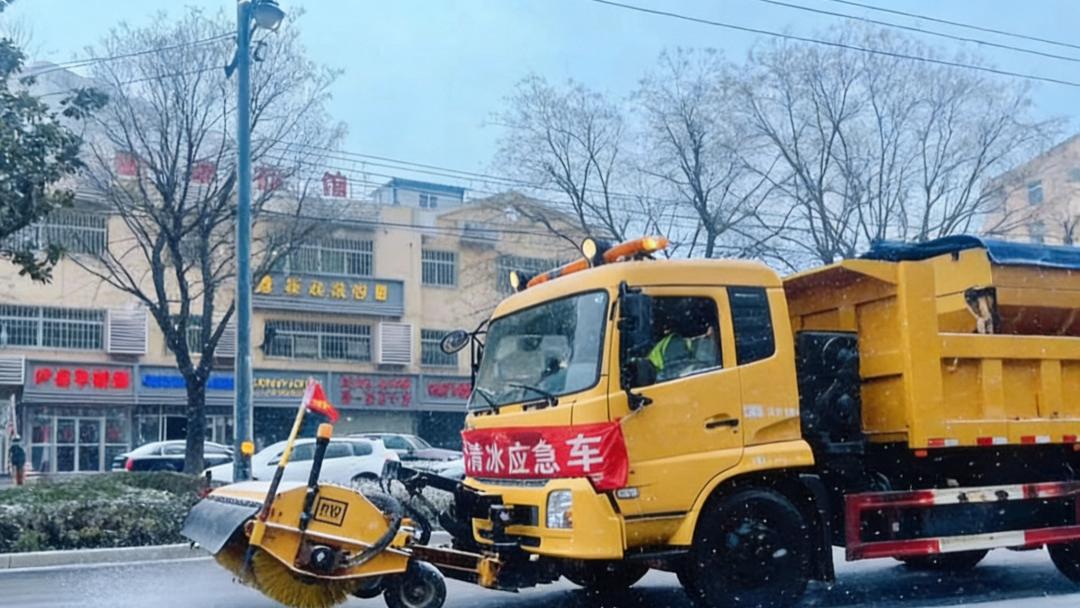 临潼区全力应对降雪 保道路安全