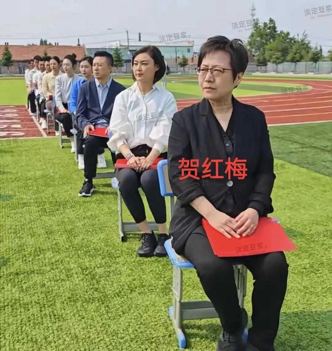 看主持人贺红梅变化太大了，有点不相信是她。
说句实话，都说前面这位是贺红梅，我刚