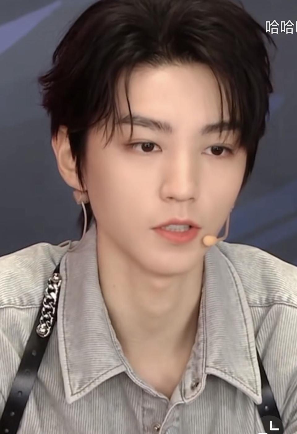 #王俊凯# 
2025开学季大瓜来啦！多所中学制作走读生出入证时，竟直接用王俊凯