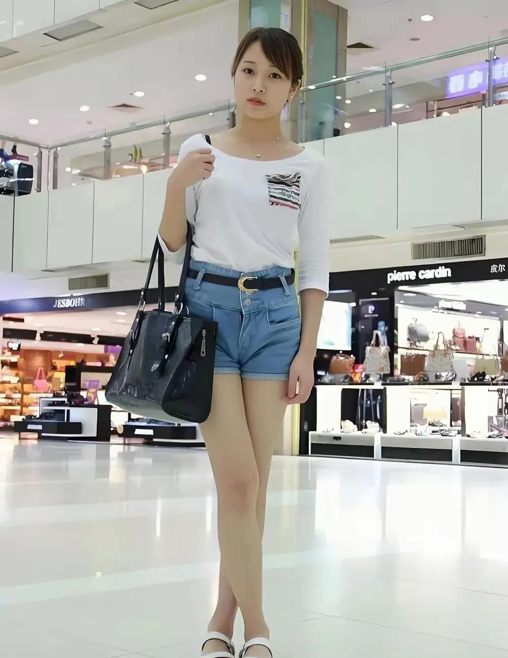 话说这是李连杰跟黄秋燕所生的女儿，长的很像她妈妈，难道只有我觉得黄秋燕好看么。