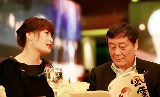 昨天我对老公讲，“你晓得吗，娃哈哈原董事长宗老有个小情人”。
老公当即否定：“不