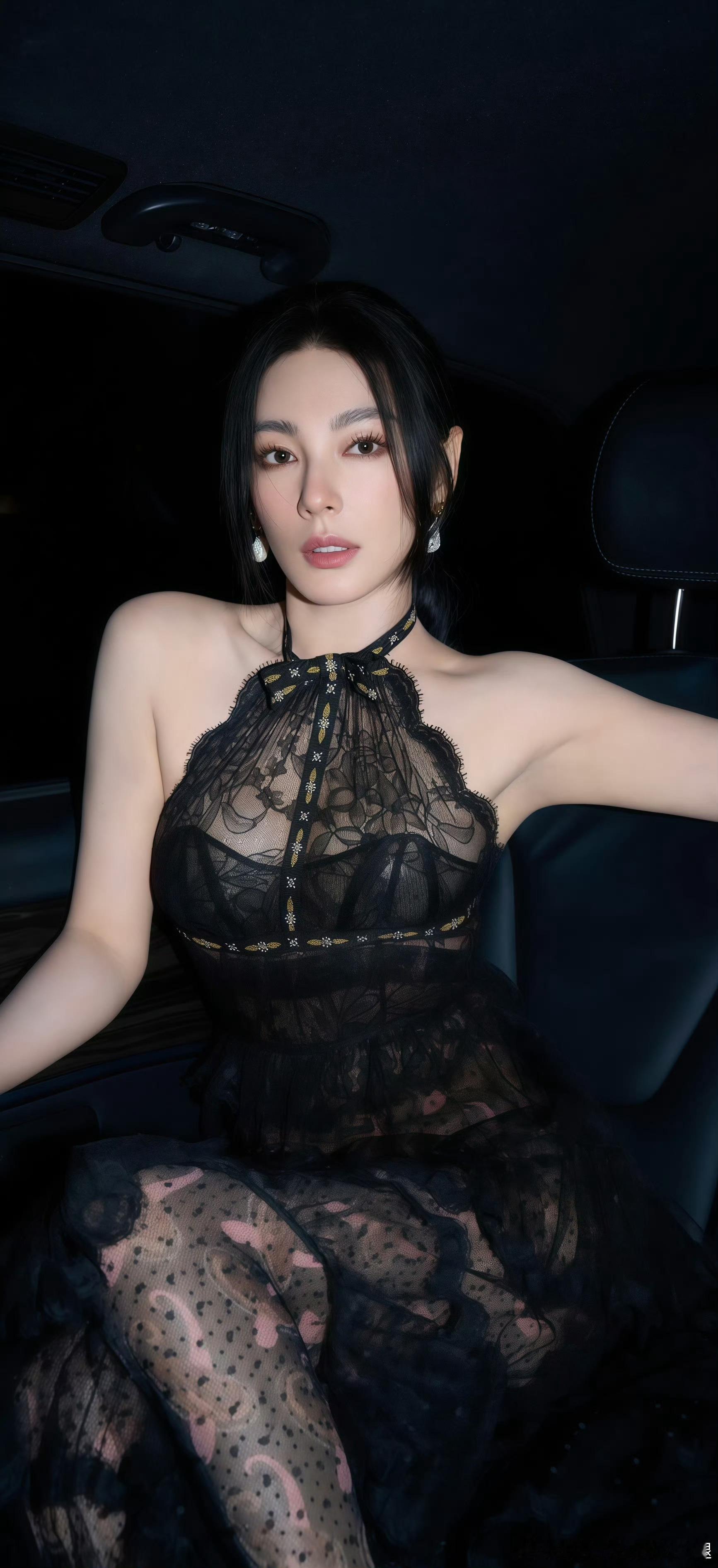 张雨绮黑纱曳地，透视层叠间尽释熟女张力