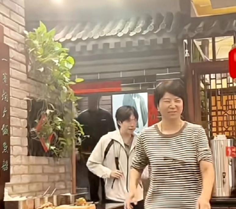 看个演唱会都在唱《你的姑娘》！
放学到“玉桥”吃个饭，网友都想到玉桥吃饭偶遇楚钦