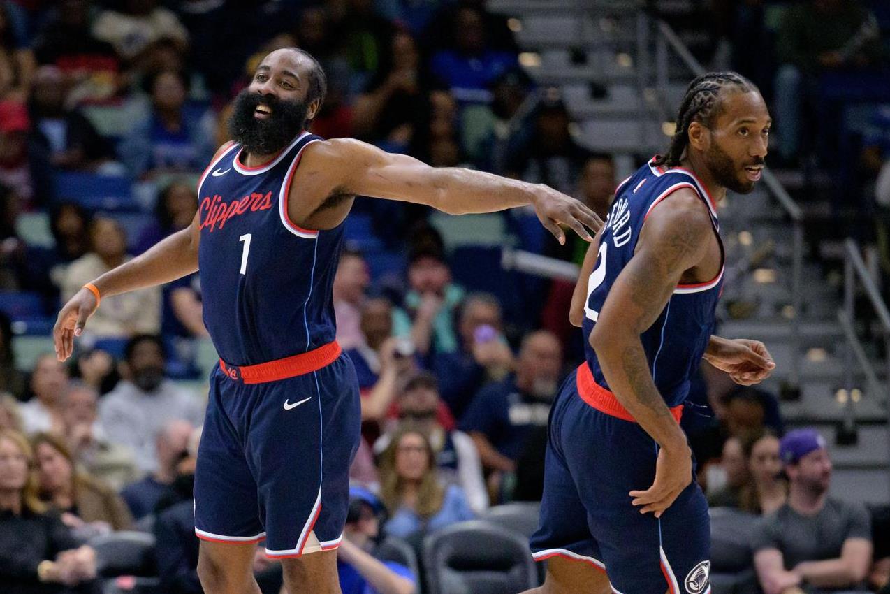 哈登就应该多突，而不是一直投那个时灵时不灵的三分，专注于突破的哈登才是最有威胁的