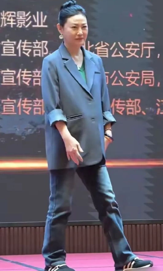 真是不敢相信，这个竟然是潘金莲的扮演者，55岁的王思懿，这变化好像不是年龄的问题
