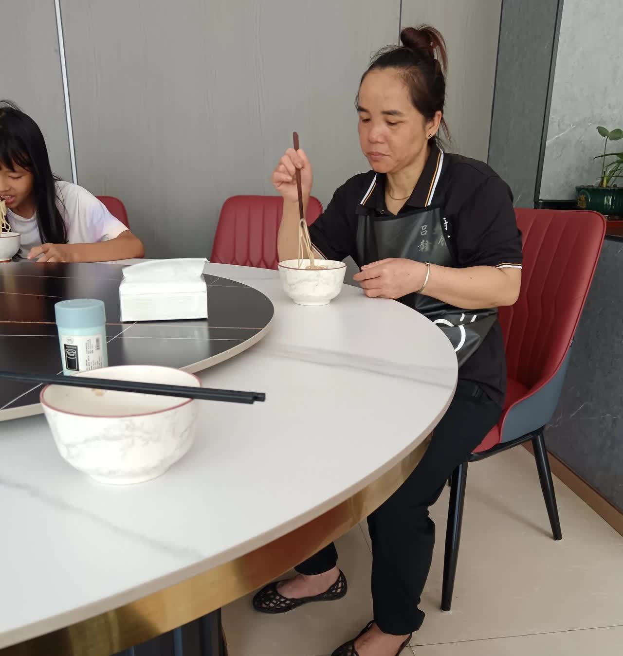 奇葩女子：
我上班的地方有个同事，八二年的，生了六个小孩。
她自己没有读过一