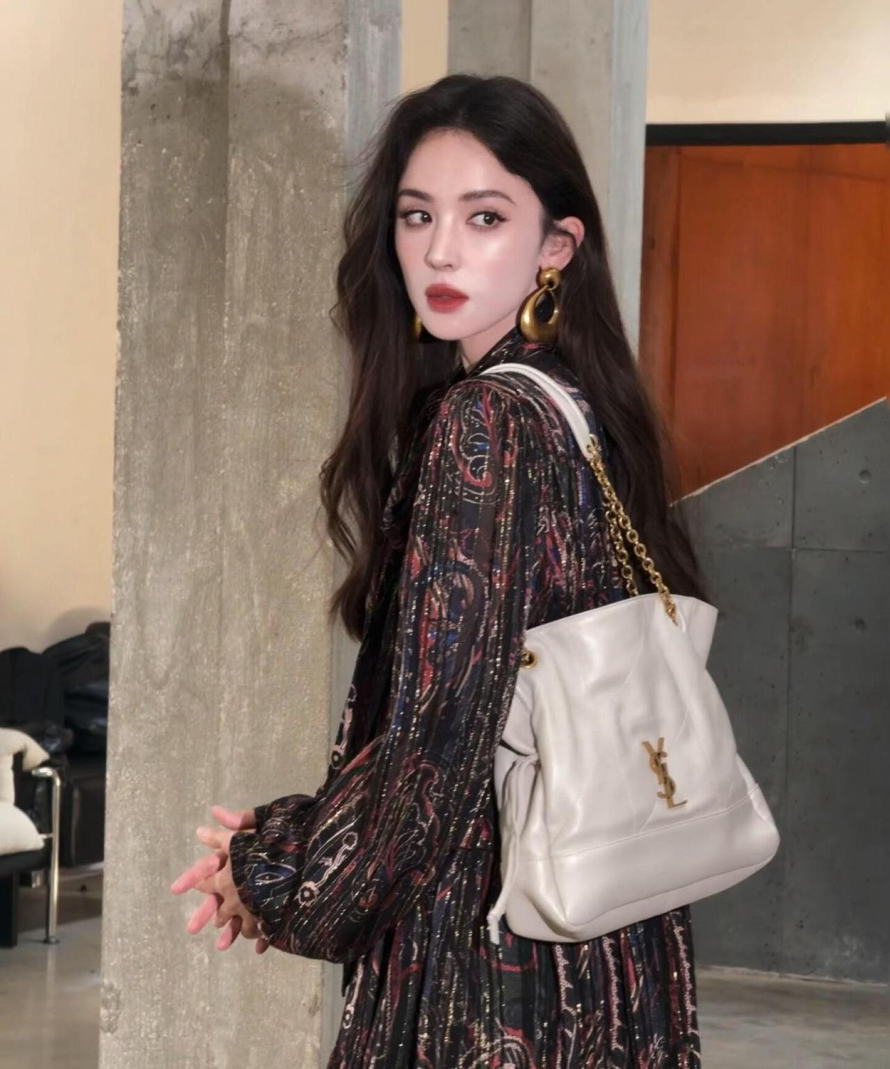 于正一句话点破娜扎事业瓶颈！
新剧能否逆袭？
说起娜扎的演艺之路，于正最近一针见