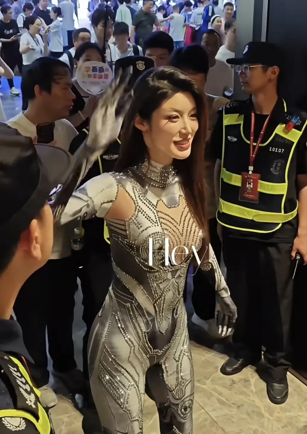 起猛了！人形机器人都做的这么逼真了？认真一看原来是大名鼎鼎的小乌苏老师！这是什么