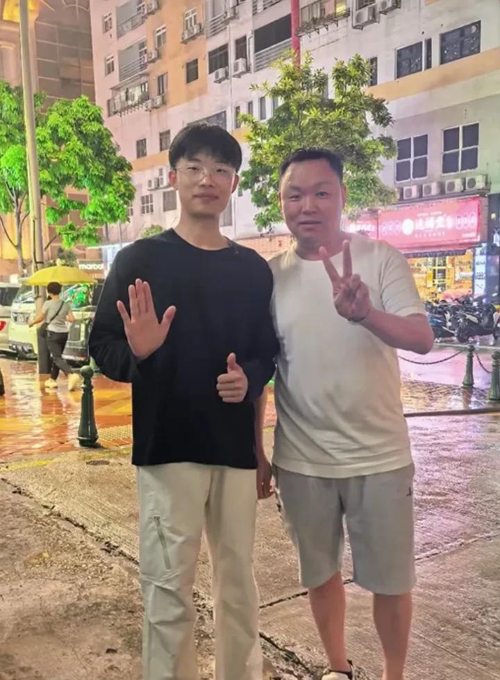 这个网络，谁在黑白颠倒？
       郭有才澳门之行明明是有几个大哥为他接风洗