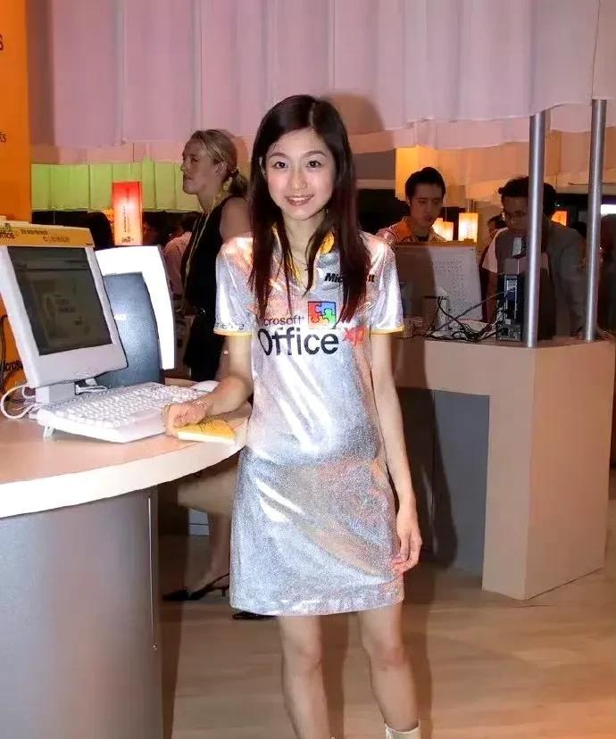 陈自瑶真是初代“全网女神”了！
那时候没滤镜没精修，靠一张天然脸杀出重围，甜妹长