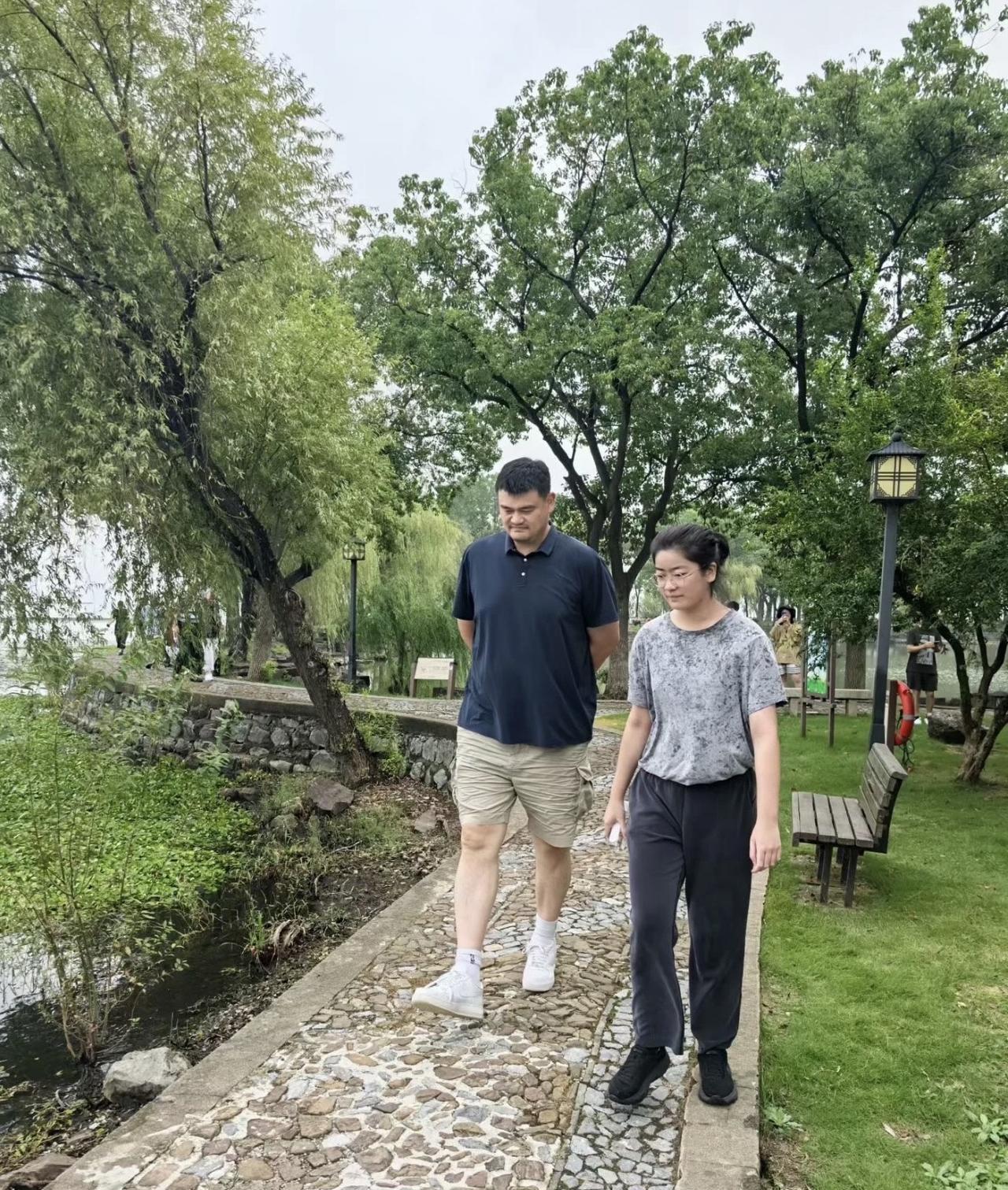 10月4日，有位网友在苏州偶遇姚明，他一家人来太湖西山岛游玩。
叶莉陪着妈妈前面