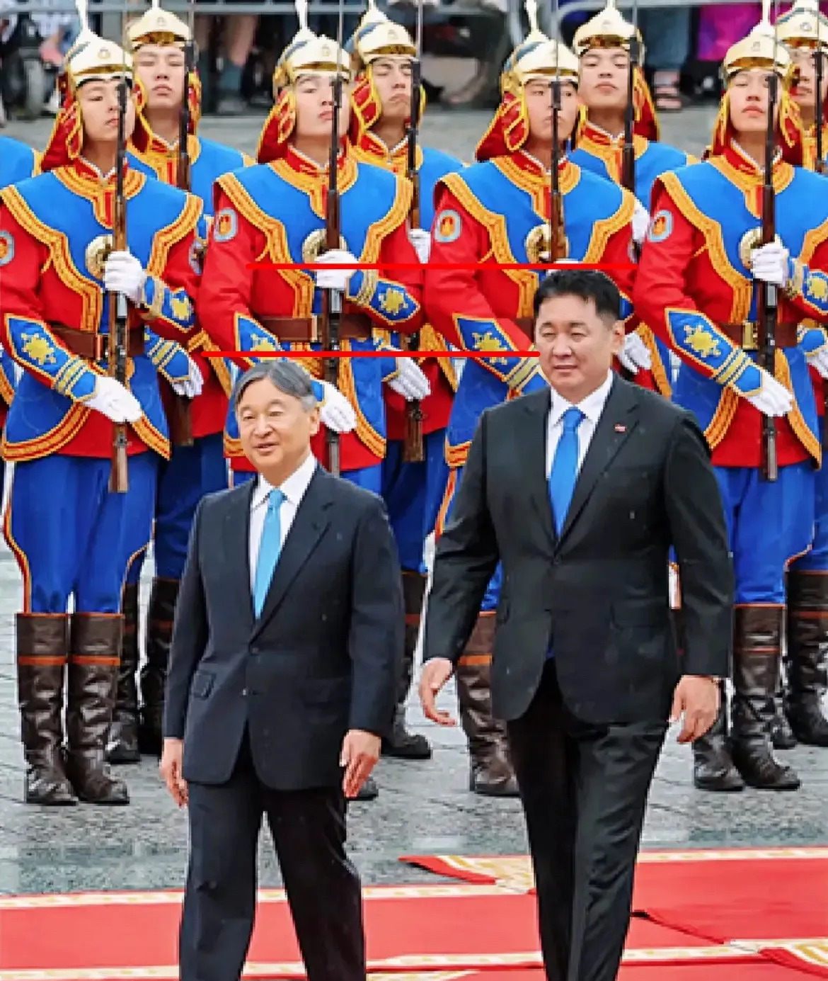 蒙古国仪仗队太高，天皇有点矮











蒙古国总统迎接日本天皇，这画