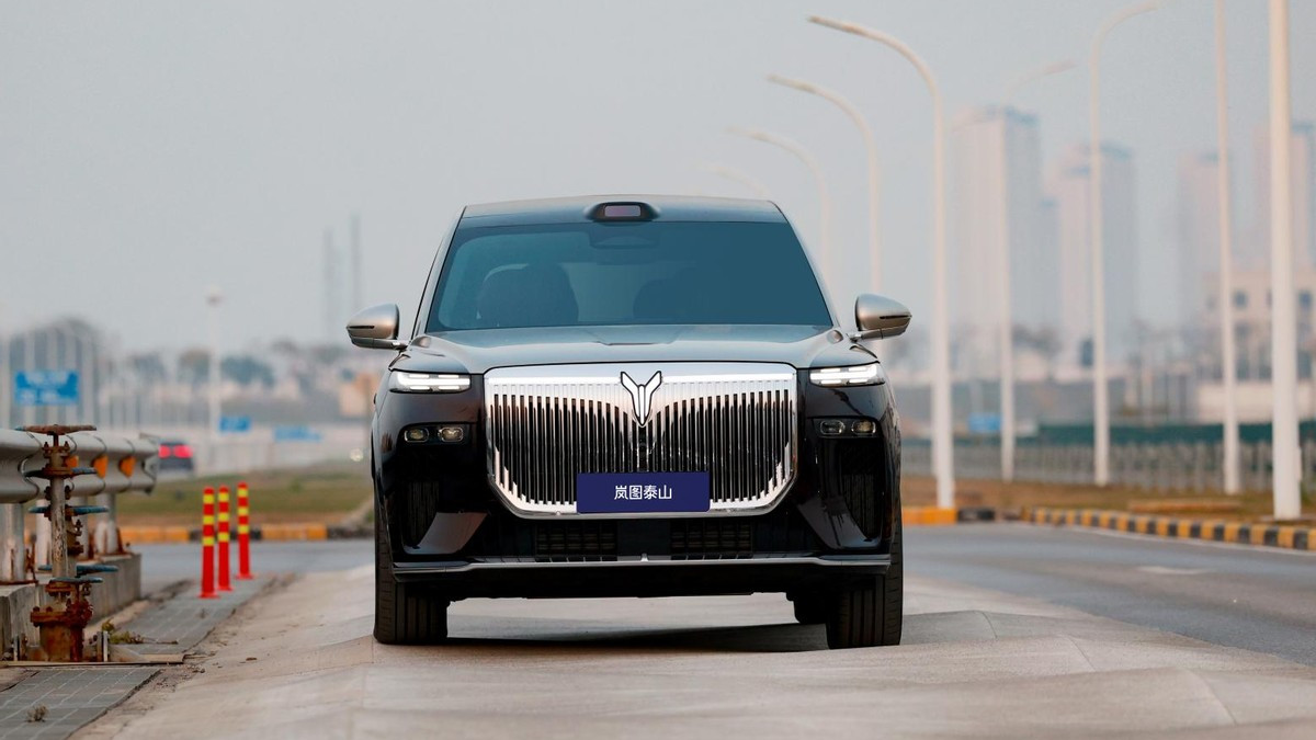 岚图泰山首批车主探秘云峰工厂，见证华系旗舰硬核品质