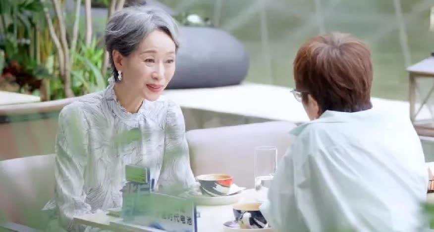 张泉灵问叶童：“可以聊聊你的婚姻吗？”叶童：“我的婚姻是很自由的，我们认识很早，